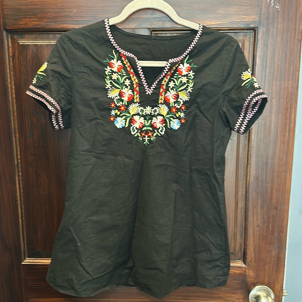 Lining texture embroidered blouses